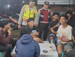 Personel Piket Jaga Polsek Seteluk Gelar Patroli Dialogis, Sampaikan Imbauan Musim Penghujan dan Cegah Hoaks