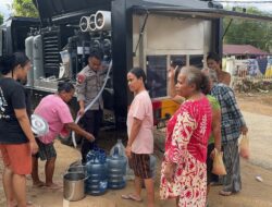 Pascabencana, Brimob Polda Sumut Penuhi Kebutuhan Air Bersih Warga di Desa Sibuluan Nauli