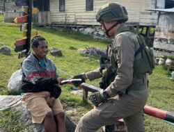 Sentuhan Kemanusiaan di Pos Sinak: Brimob Hadir Menjaga Kesehatan dan Harapan Warga