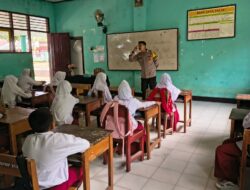Bhabinkamtibmas Desa Banjar Dampingi Distribusi MBG, Sekaligus Edukasi Hukum dan Tertib Lalu Lintas di SDN Banjar