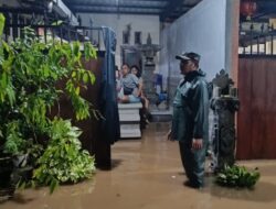 Banjir Rendam Rumah Warga, Babinsa Pastikan Keamanan