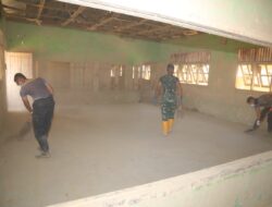 Bersihkan SD Negeri 4 Kuala Simpang, Taruna Ingin Siswa Bisa Segera Bersekolah Normal