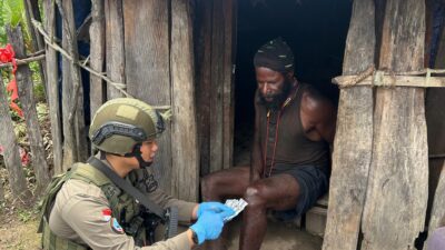 Sentuh Hati Warga, Satgas Damai Cartenz 2026 Gelar Patroli dan Pengobatan Keliling di Sinak