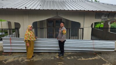 Bhabinkamtibmas Desa Sekongkang Atas Berikan Bantuan Spandek untuk Mushola Al Fatih yang Terdampak Pasca Hujan dan Angin Kencang