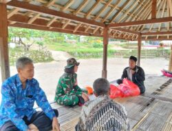 Babinsa Karang Bayan Salurkan Bantuan Olahraga untuk Santri