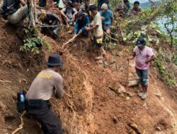Polres Loteng Bersama Tim Gabungan Tertibkan Galian Bekas Tambang Ilegal di Gunung Dundang.