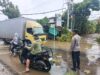 Polsek Kawasan Mandalika Datangi Lokasi Banjir Akibat Hujan Deras Disertai Angin Kencang. ‎