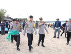 Kapolda Bali dan 5.000 Relawan Satukan Langkah Bersihkan Pantai Kedonganan