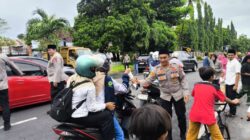 Personel Polres Lombok Timur Bagikan Takjil dan Sampaikan Himbauan Kamtibmas kepada Pengendara