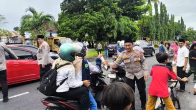 Personel Polres Lombok Timur Bagikan Takjil dan Sampaikan Himbauan Kamtibmas kepada Pengendara