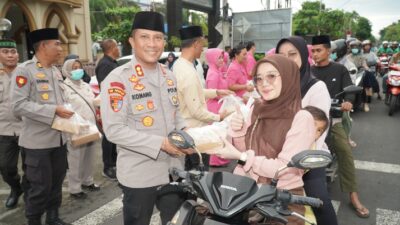 Kapolres Lombok Timur Pimpin Pembagian Takjil, Ajak Masyarakat Jaga Kamtibmas Selama Ramadan