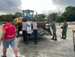 Polda Bali bersama TNI dan Masyarakat Gelar Karya Bakti Pembersihan Pantai Kedonganan dan Kuta