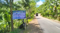 Jalan Amblas di Buwun Mas, Satlantas Polres Lobar Pasang Spanduk Imbauan