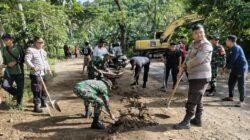 Sinergi TNI–Polri dan Warga Pulihkan Akses Jalan Sekotong