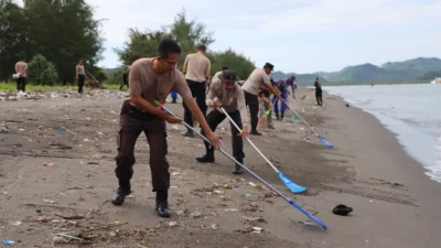 Kapolres Lombok Barat Pimpin Aksi Bersih Pantai Lembar