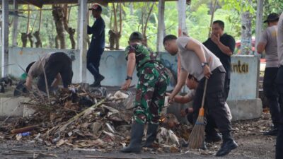 Polres Lombok Utara Gelar Aksi Bersih Pantai Kerakas, Dukung Arahan Presiden soal Penanganan Sampah