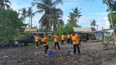 Polsek Gerung Pimpin Aksi Bersih Pantai Induk Lombok Barat