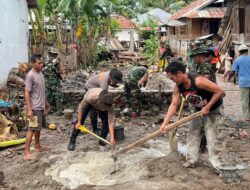Dukung Program TMMD Ke-172 Anggota Sat Samapta dan Personel Polsek Monta Ikut Serta Bangun Rumah Warga di Desa Waro