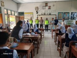 Polres Bima Kota Berikan Himbauan Keselamatan Berlalu Lintas, Bagikan Helm SNI kepada Komunitas Ojek Daring