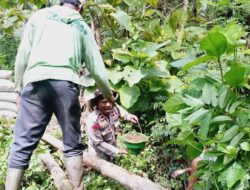 Bhabinkamtibmas Polsubsektor Palibelo Sisihkan Sebagian Rezekinya Bantu Perbaikan Jembatan di Desa Binaannya