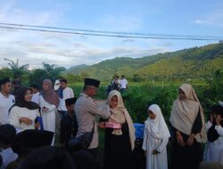 Bhabinkamtibmas Polsubsektor Palibelo Laksanakan Pengawalan dan Pengalaman Pawai Ta,Aruf di Desa Binaannya