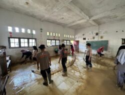 Brimob NTB Bersihkan Sekolah Terdampak Bencana di Aceh Tamiang