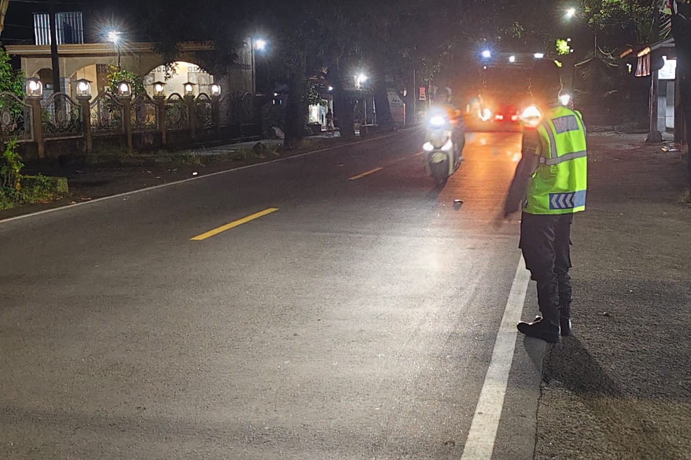 Tarawih Aman, Polsek Lembar Atur Lalu Lintas Masjid