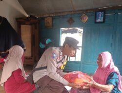 Berbagi di Bulan Penuh Berkah, Bhabinkamtibmas Polsek Woha Salurkan Bantuan Sembako Bagi Lansia di Desa Binaannya