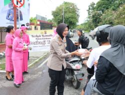 Wujud Kepedulian di Bulan Suci, Kapolres Sumbawa Pimpin Langsung Pembagian Takjil Berkah Ramadhan