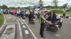 Polres Lombok Barat Bagi Takjil di Bundaran GMS Gerung