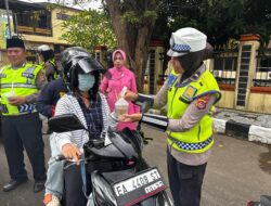 Berbagi Berkah di Jalan Raya, Sat Lantas Polres Dompu Tebar Takjil dan Edukasi Keselamatan