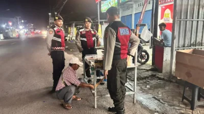Antisipasi Perang Petasan, Sat Samapta Polres Lobar Edukasi Pedagang