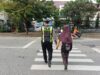 Sat Lantas Polres Bima Kota Bantu Seberangkan Pejalan Kaki dan Anak Sekolah, Ciptakan Kamseltibcarlantas yang Lancar