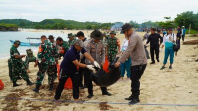 Polres Loteng Bersama TNI dan Pemda Gelar Aksi Bersih Lingkungan Pantai Aan. ‎