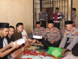 Bentuk Kepedulian di Bulan Suci Ramadan, Polres Loteng Bagikan Makanan untuk Tahanan. ‎