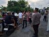 Polres Lombok Timur Bagikan Takjil kepada Masyarakat di Depan Masjid Al-Ishlah