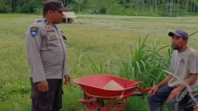 Momen Hangat Polisi dan Petani di Giri Tembesi: Sinergi Kuat Wujudkan Kemandirian Pangan dari Desa