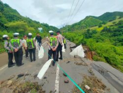 Polres Loteng Imbau Pengguna Jalan Waspadai Jalan Amblas di Montong Ajan. ‎