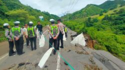 Polres Loteng Imbau Pengguna Jalan Waspadai Jalan Amblas di Montong Ajan. ‎ ‎