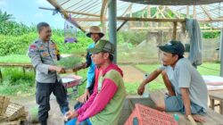 Bhabinkamtibmas Desa Bagik Papan Jalin Silaturahmi, Ajak Warga Dukung Ketahanan Pangan dan Jaga Kamtibmas