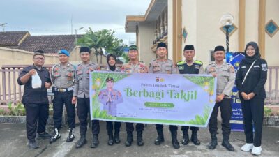 Polres Lombok Timur Rutin Bagi Takjil, Pererat Hubungan dengan Masyarakat