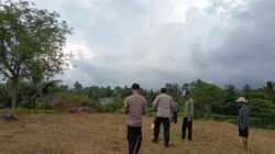 Bhabinkamtibmas Desa Jenghik Cek Lahan  Tanam Jagung Warga Binaan