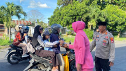 Polres Lombok Timur Berbagi Takjil, Kabag Ops: Wujud Kepedulian dan Kedekatan dengan Masyarakat