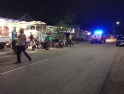 Polsek Rasanae Timur Amankan Sholat Tarawih dan Bubarkan Aksi Adu Lari Anak-Anak di Kelurahan Rabadom Barat