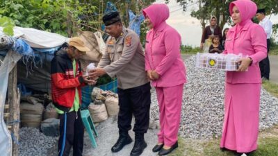Indahnya Ramadhan, Polsek Rasanae Barat Bagikan Takjil untuk Warga Pemecah Batu