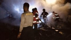 Arus Pendek Listrik Hanguskan Rumah Panggung di Desa Ngeru, Polsek Moyo Hilir Amankan TKP