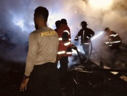 Arus Pendek Listrik Hanguskan Rumah Panggung di Desa Ngeru, Polsek Moyo Hilir Amankan TKP