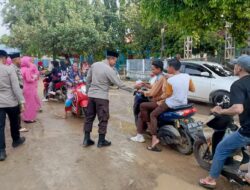 Indahnya Berbagi di Bulan Suci Ramadhan, Polsek Belo Bersama Bhayangkari Turun ke Jalan Bagikan Takjil