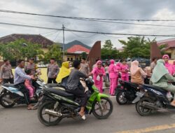 Pererat Silaturahmi di Bulan Ramadhan, Polsek Kempo dan Bhayangkari Turun Berbagi Takjil