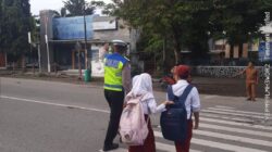 Sat Lantas Polres Bima Kota Laksanakan Rawan Pagi, Bantu Anak Sekolah Menyeberang Jalan